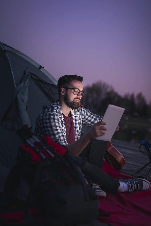 Peut-on utiliser des panneaux solaires portables pour un camping efficace ?